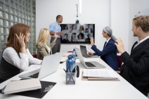Cómo gestionar equipos híbridos con un sistema unificado de fichaje