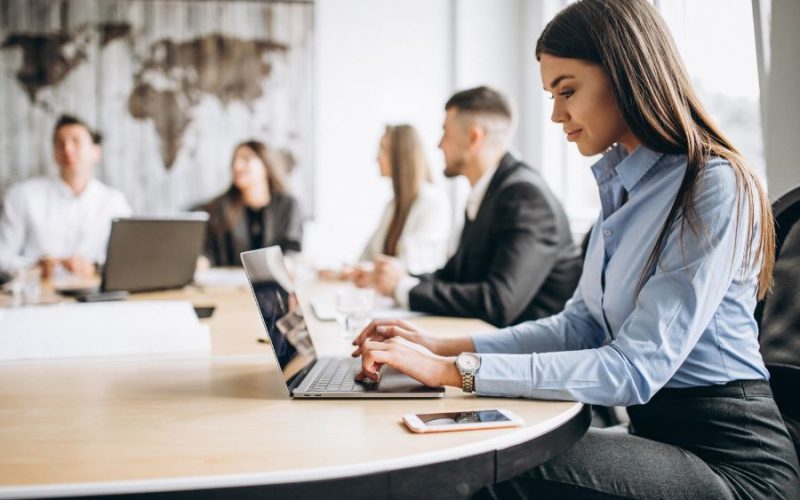 Cómo gestionar empleados por horas y contratos a tiempo parcial