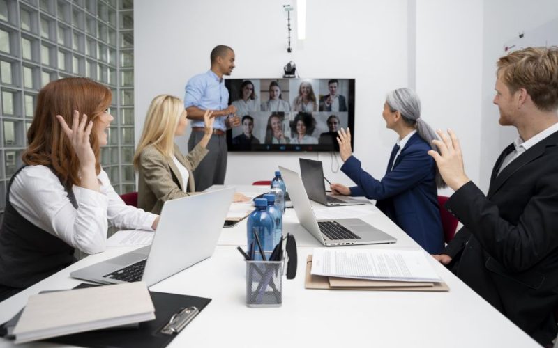Cómo gestionar equipos híbridos con un sistema unificado de fichaje