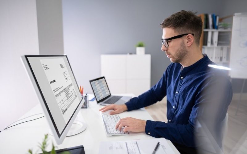 Cómo gestionar facturas recurrentes y suscripciones sin cometer errores
